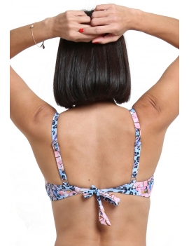 Foto modelo bikini sostén torcido estampado espalda