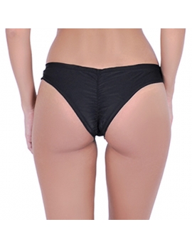 Modelo de espalda con calzon de bikini tanga arruchado negro