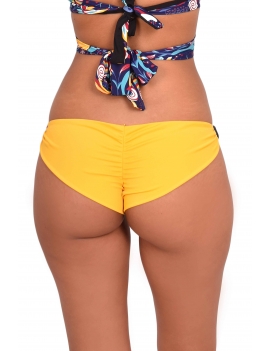 Modelo de espalda con calzon de bikini clasico estampado amarillo